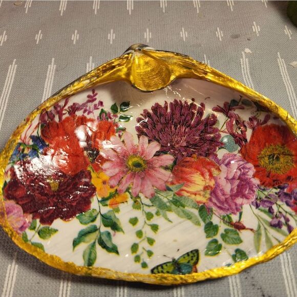 DECOUPAGE CLAM SHELL DECOUPAGE FLOWERS ON A CLAM SHELL TRINKET DISH - Picture 4 of 8